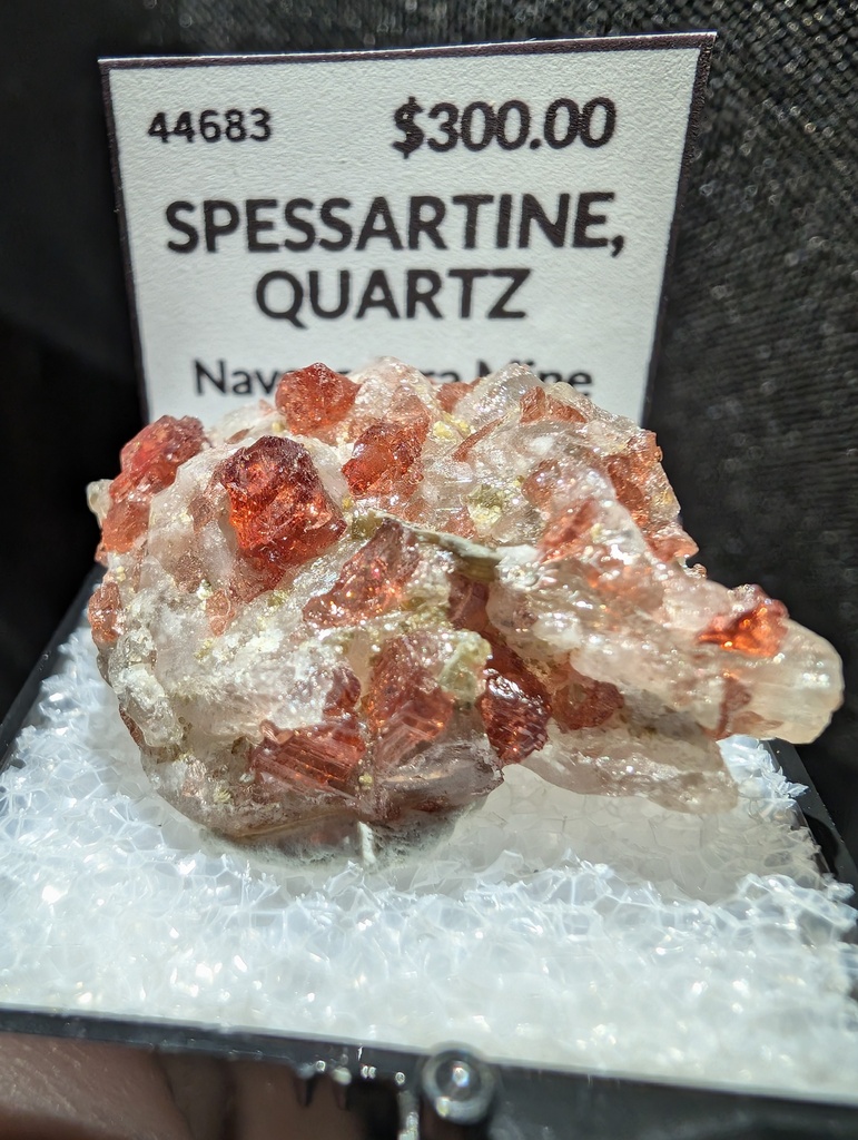Spessartine, Quartz