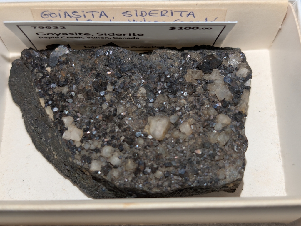 Goyasite, Siderite