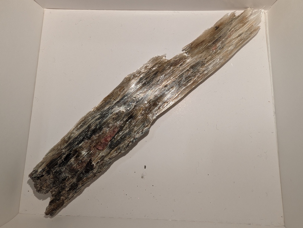Rhodonite on Cummingtonite
