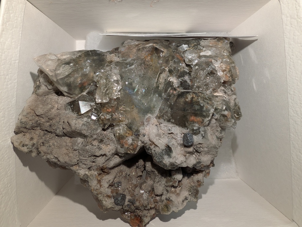 Crichtonite on Quartz