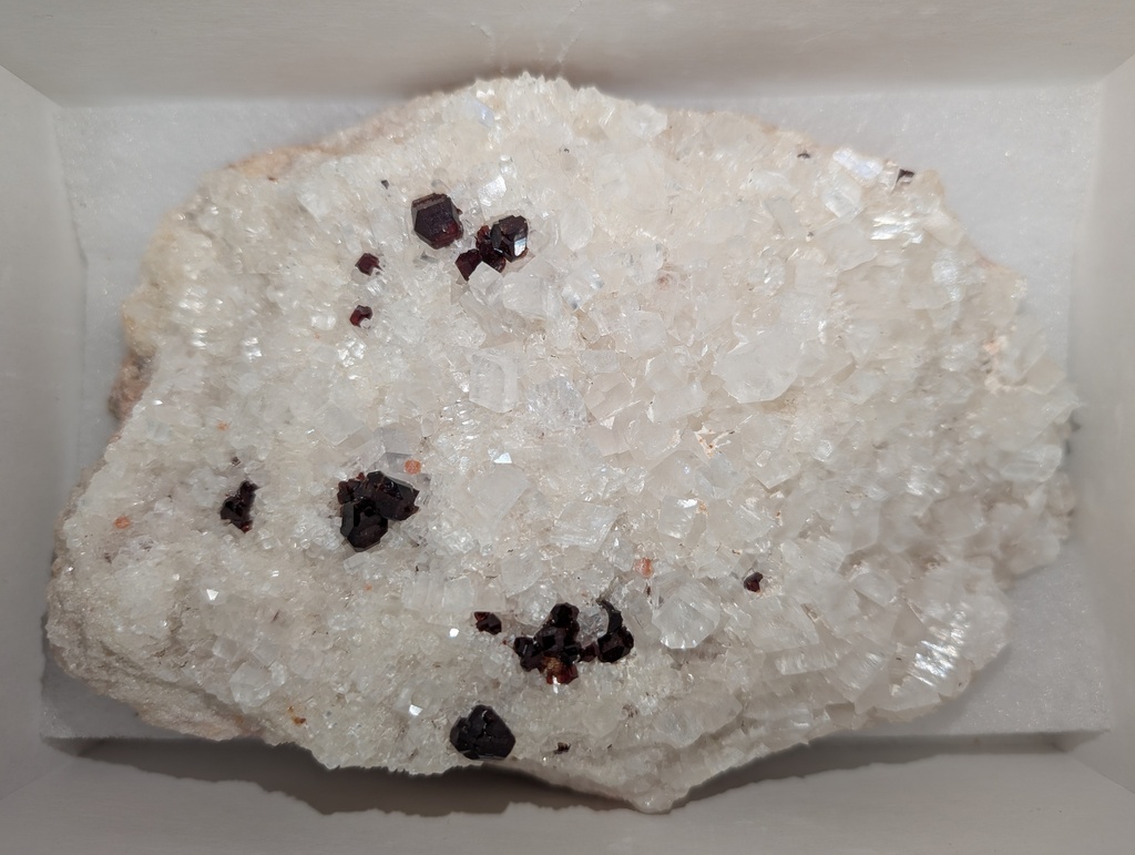 Uvite on Magnesite