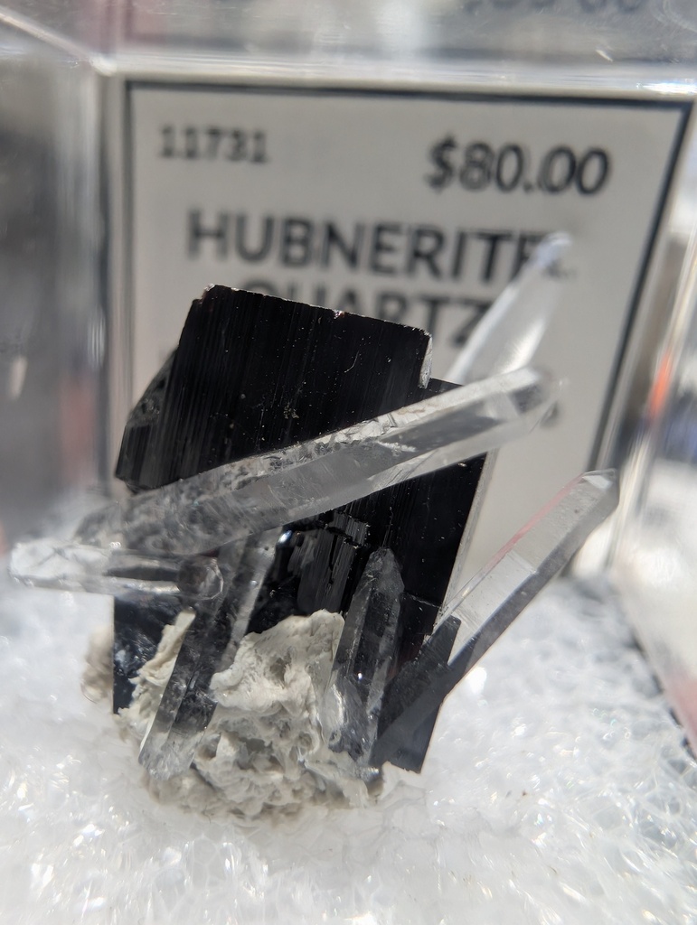 Hubnerite, Quartz