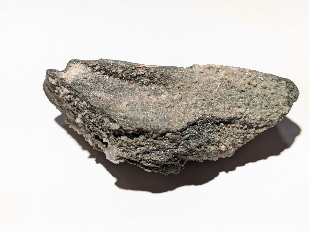 Fluorapatite on Schist