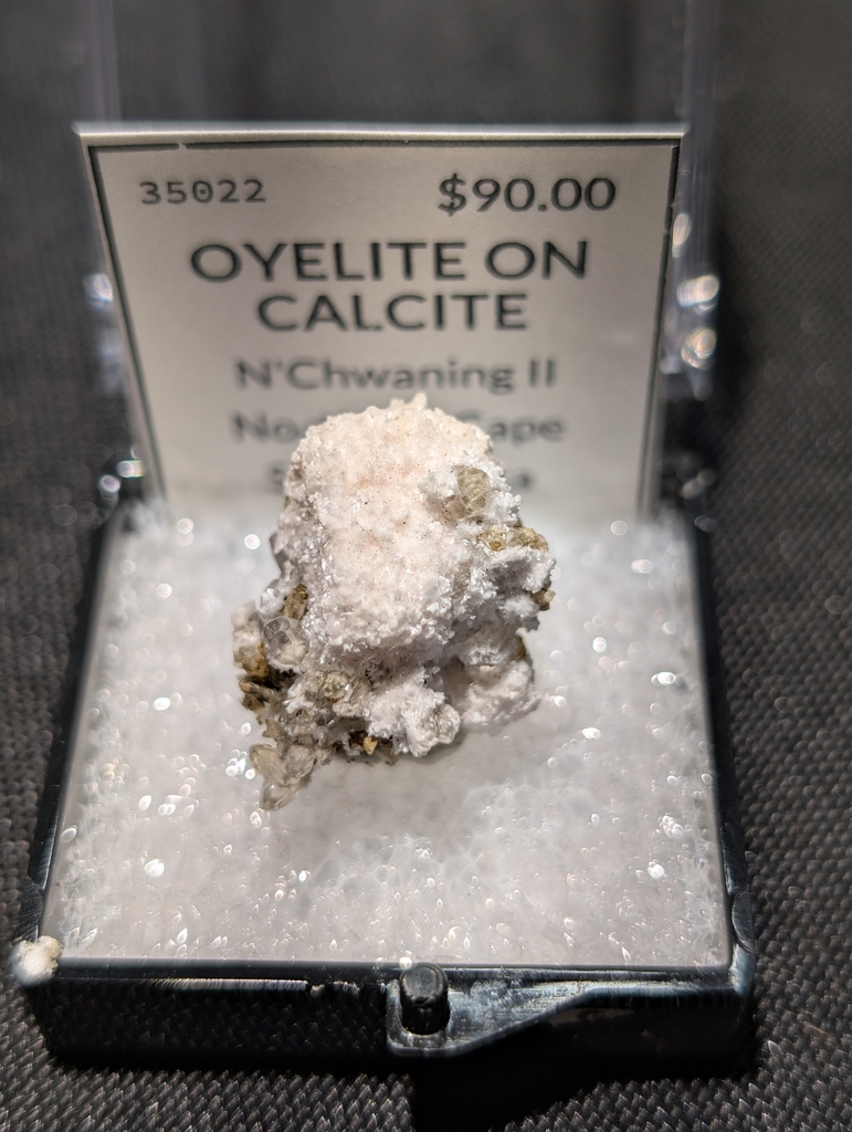 Oyelite On Calcite