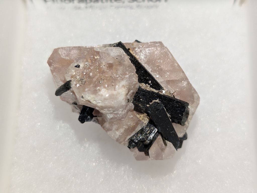 Fluorapatite, Schorl