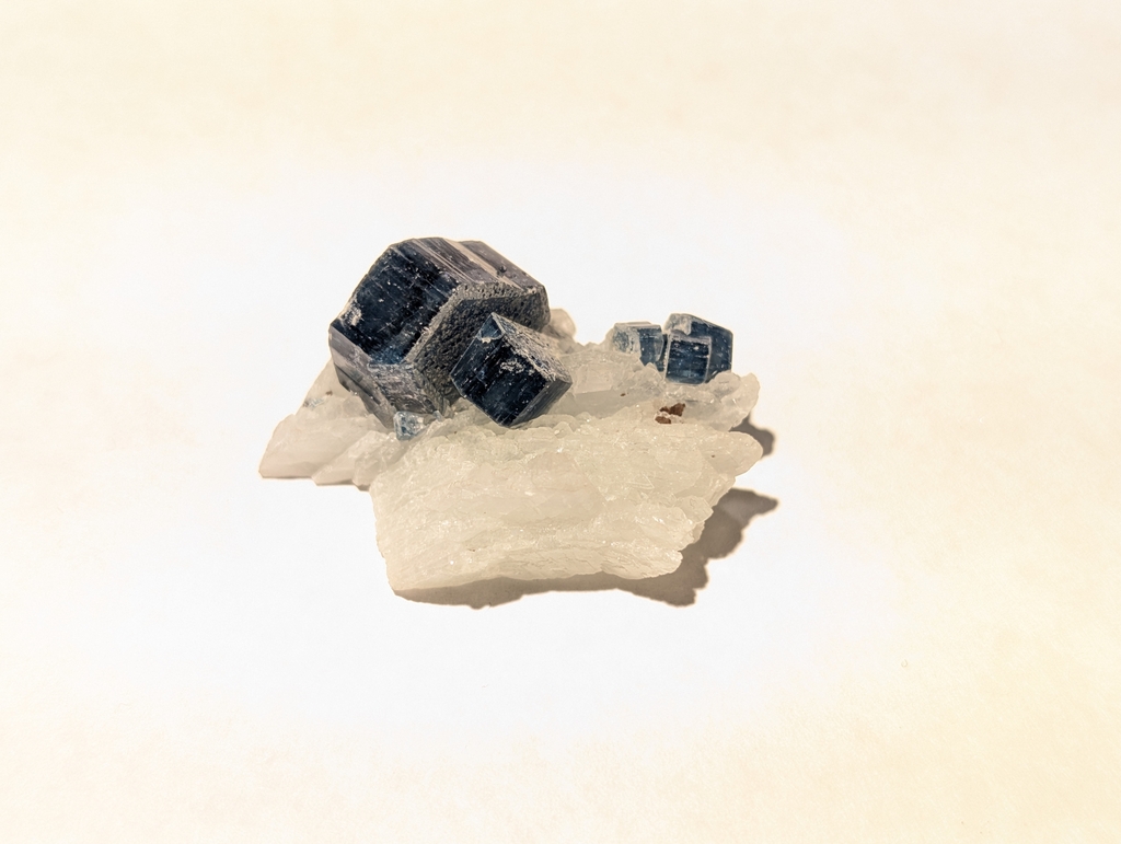 Fluorapatite, Albite