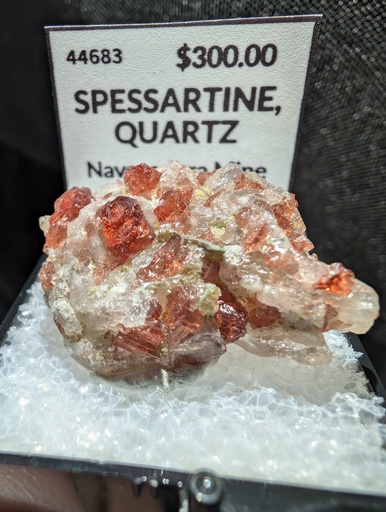 [32] Spessartine, Quartz