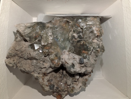 Crichtonite on Quartz