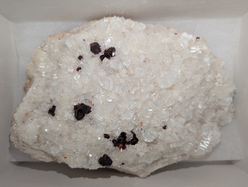 Uvite on Magnesite