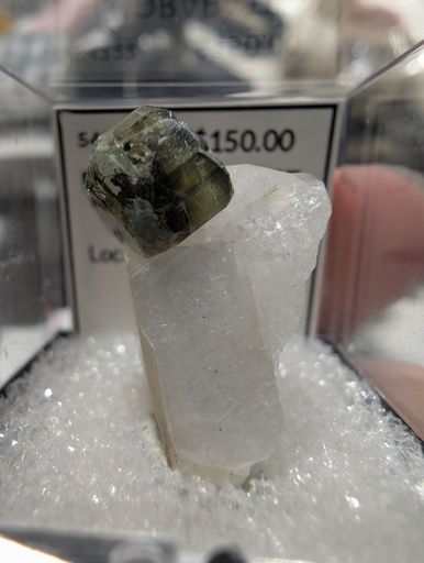 Fluorapatite, Albite