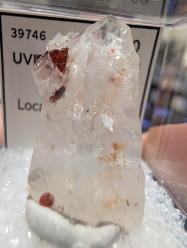 Uvite, Magnesite on Quartz