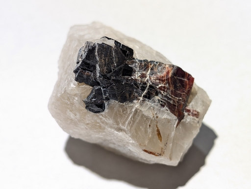 Tantalite-(Mn) on Quartz
